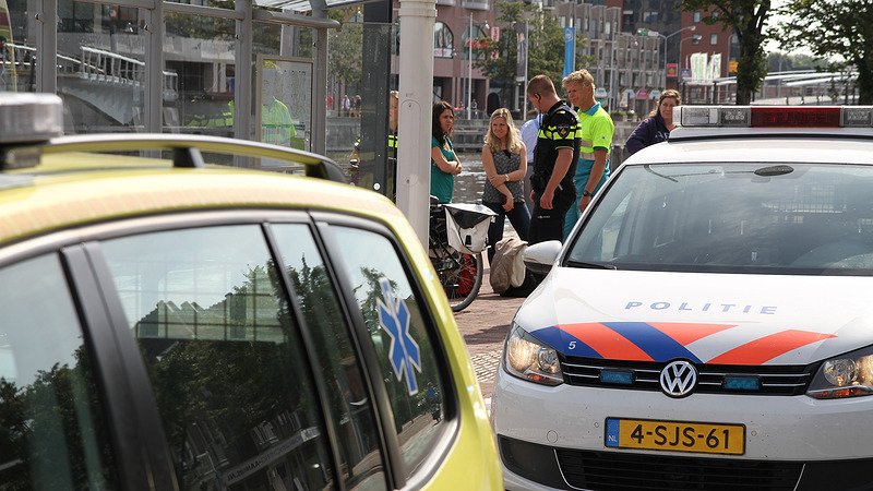 Fietster rijdt met electrische fiets Noordhollands Kanaal in