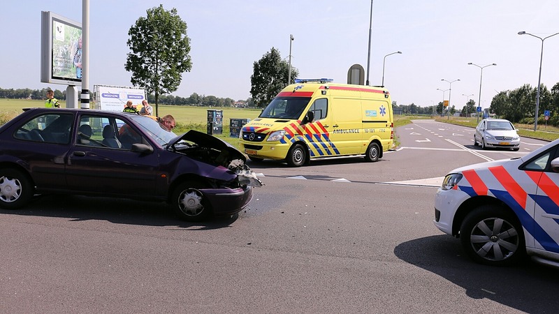 Zware botsing op N245, vermoedelijk vanwege rijden door rood licht