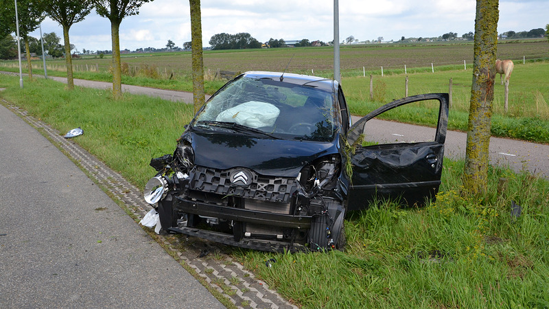 Ongeval op Burgerweg: auto over de kop, bestuurster met letsel naar ziekenhuis