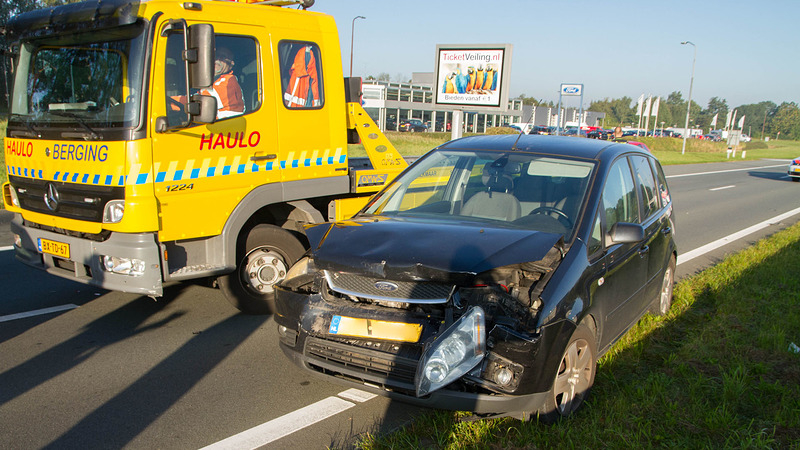 Kop-staartbotsing bij stoplicht op Nollenweg, bestuurder loopt letsel op