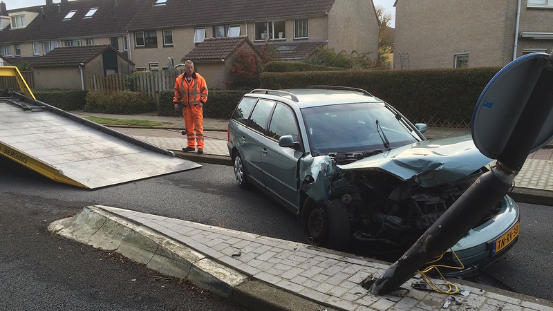 Verwarde automobilist vlucht na botsing met lantaarnpaal