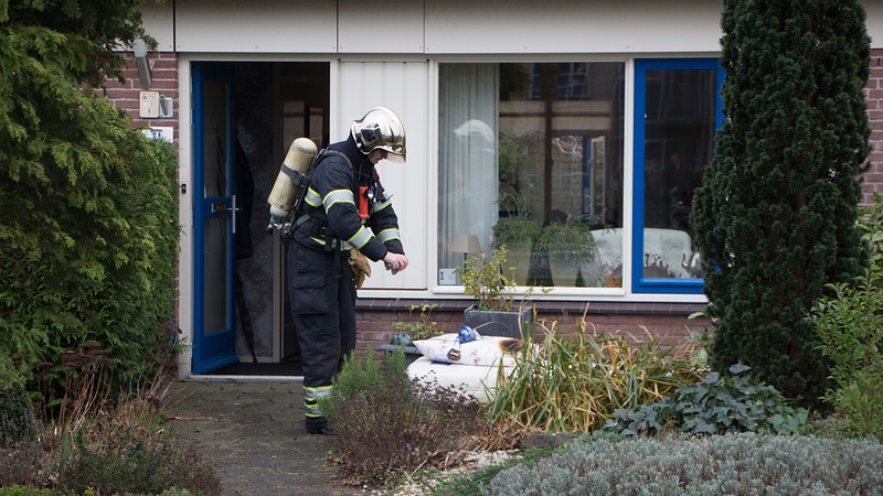 Oudere vrouw behandeld voor inademen rook van brandende matras