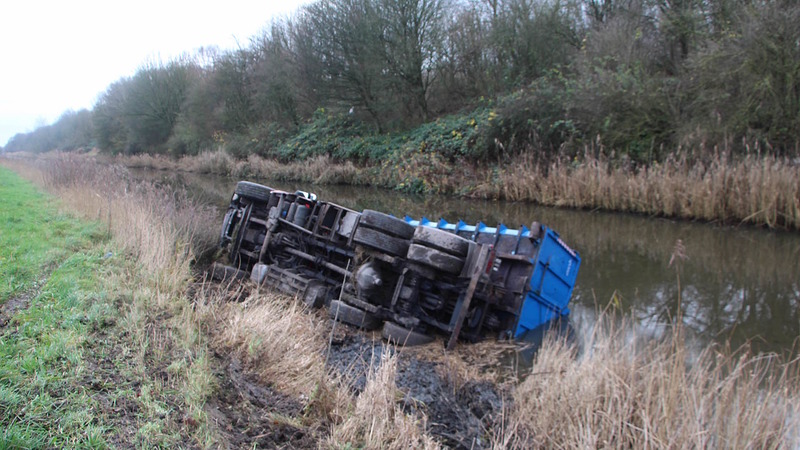 Vrachtwagen te water langs N245
