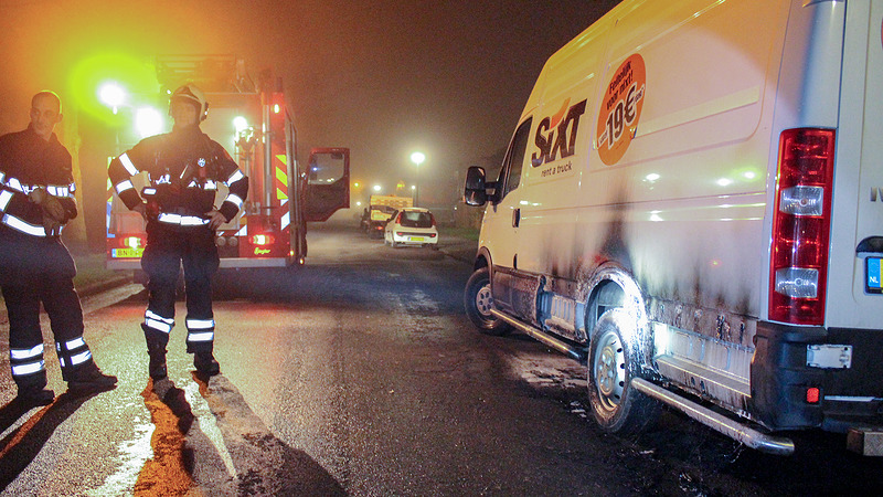 Brandstichting gehuurde bestelbus in Lodewijk van Velthemstraat in Alkmaar