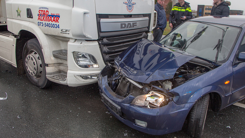 Zwangere vrouw na inschattingsfout geschept door vrachtwagen