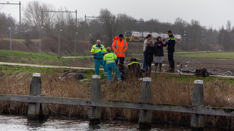 Jonge scooterrijder geveld door harde wind langs Oosterdijk
