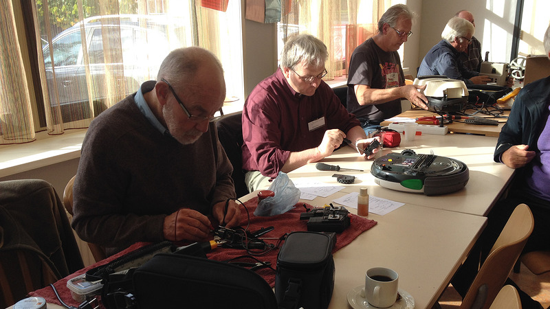 Repair Café vanaf mei ook in sociale winkel in winkelcentrum Broekerveiling