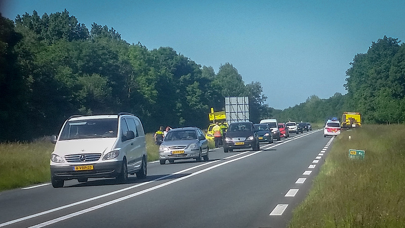Bijna frontale aanrijding op Steve Bikoweg