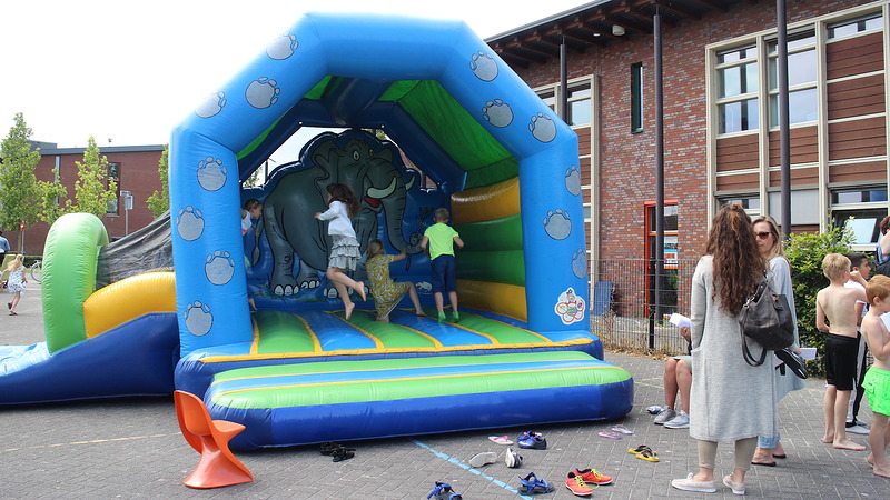 Veel kinderen buiten tijdens zonnige Buitenspeeldag 