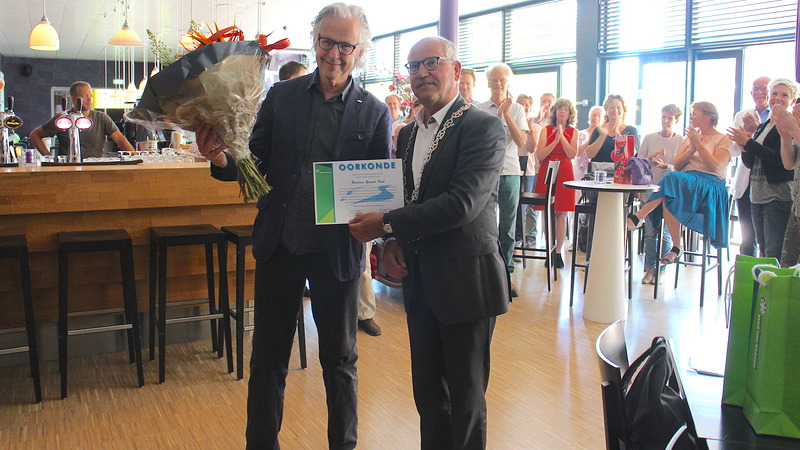 Kunstenaar Nico Kool gedecoreerd met zilveren reiger