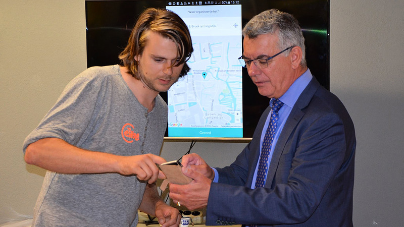 Wethouder lanceert app Elevent in Sociale Winkel