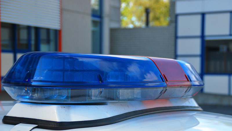 Roekeloze bestuurder vlucht weg na botsing met geparkeerde auto