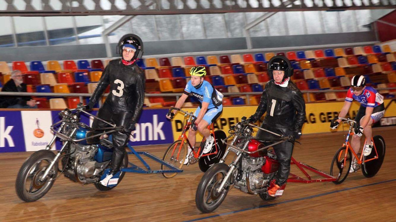 Waaghalzen en motorrijders rijden spectaculaire wielerkoers
