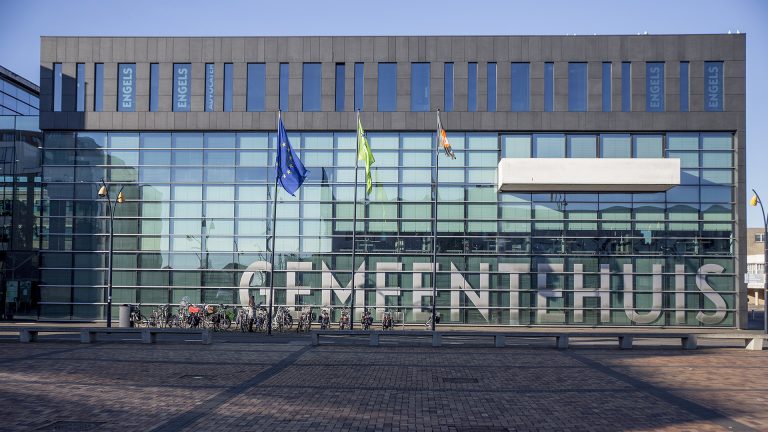 Middenweg krijgt middenberm óf wordt eenrichtingsverkeer ?