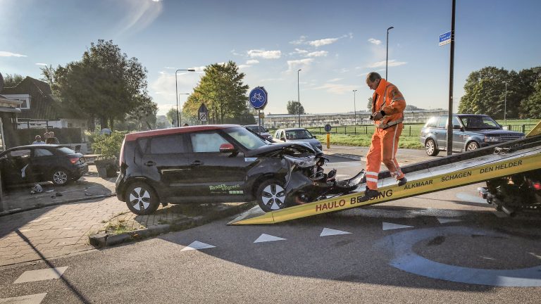 Auto eindigt tegen cafégevel na voorrangsfout