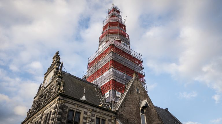 De Waagtoren heeft een jasje aan in de Alkmaarse kleuren