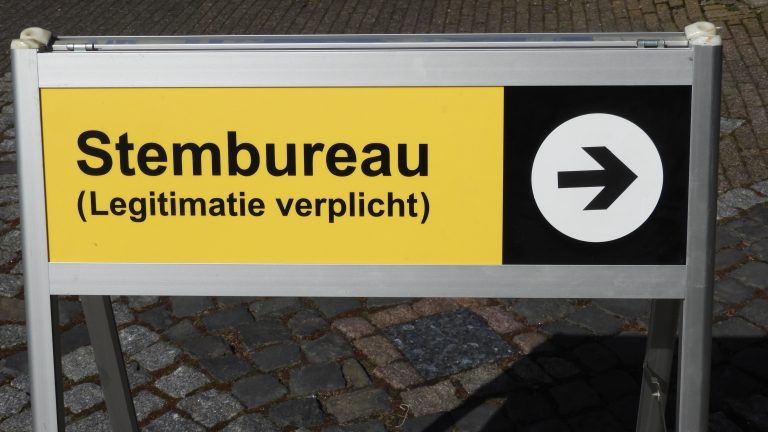 Bezorging Langedijker huis aan huisbiljet en twee stempassen gescheiden