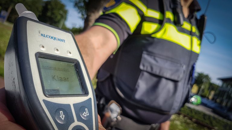 Stomdronken bestuurster aangehouden dankzij getuige