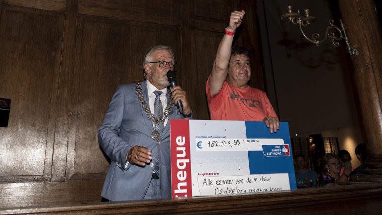 Bruinooge ontvangt namens KWF groot sponsorbedrag van René Froger