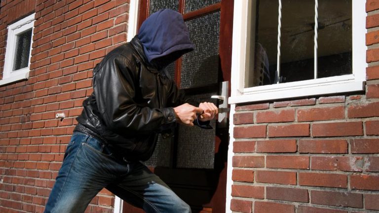 Politie zoekt getuigen woninginbraken Koedijk