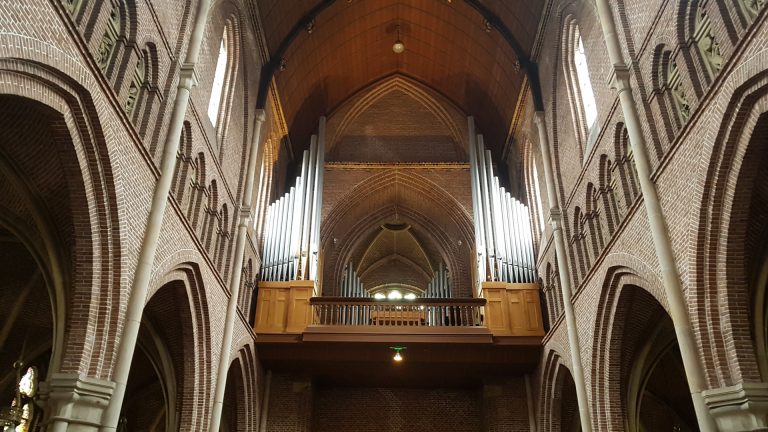 Gijs Boelen achter het Pels-orgel tijdens ‘Muziek in de Laurentius’ ?