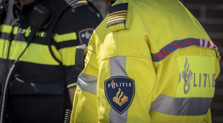 Jongens op scooter gooien vuurwerk naar geleidehond