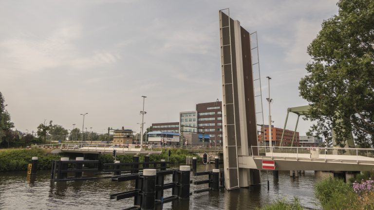 Alkmaarse raad stemt in met 840.000 euro voor reparatie kades Victoriebrug