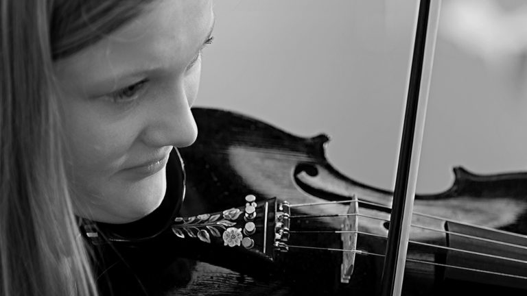 Te zien op KunstNetTV: Alkmaarse Daphne Kouwets is gek op Ierse muziek