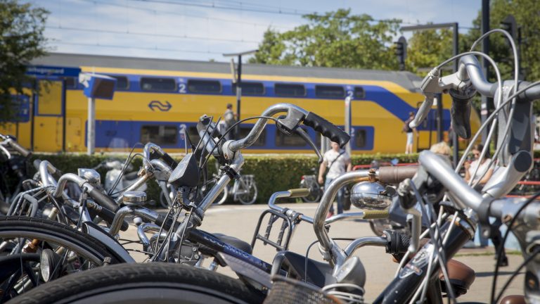 Man beroofd en mishandeld bij station Heerhugowaard: omstanders lopen door