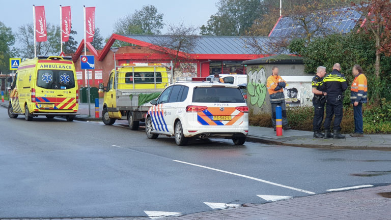 Fietser gewond na aanrijding in Oudkarspel met elektrisch gemeentevoertuig