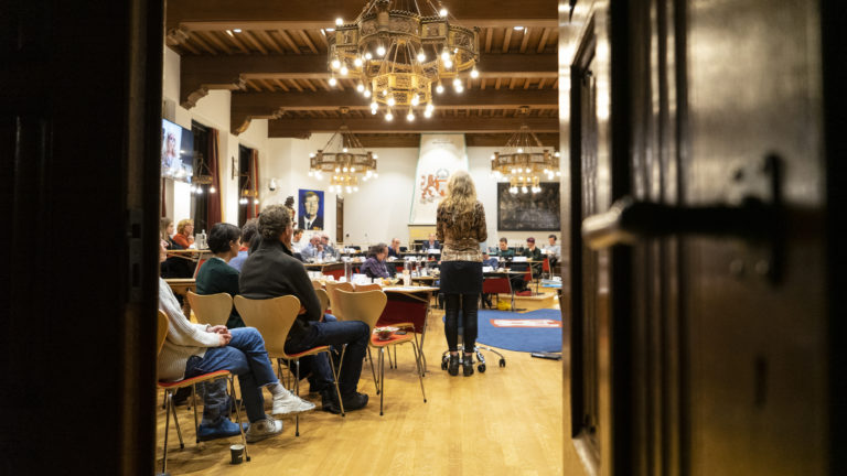 ‘Red De Hout’ spreekt in en brengt protestlied met kinderen: “Spierballen laten zien”