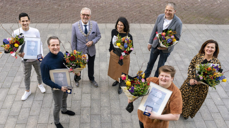 Burgemeester en Carnegie Heldenfonds eren redders van drenkeling bij Alkmaar City Run