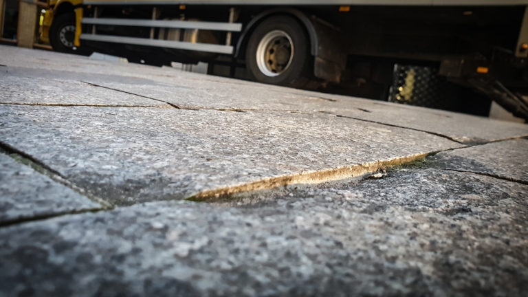Langestraat begin tweede kwartaal op de schop; kwaliteit tegels ter discussie