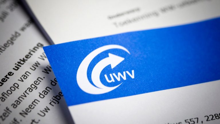 Grote stijging WW-aanvragen in maart, vooral door horecapersoneel en uitzendkrachten