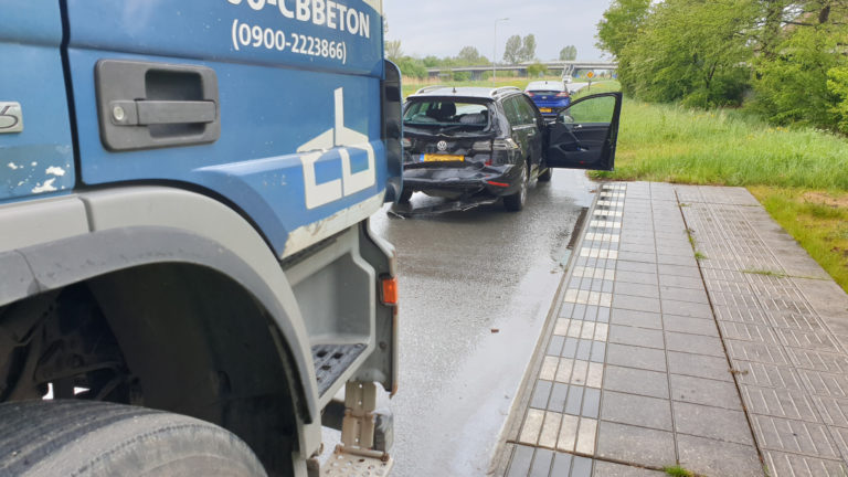 Betonwagen rijdt vol op remmende voorligger bij afslag Pannekeetweg van N242