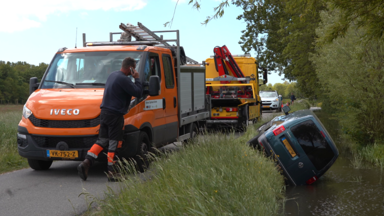 Auto kiepert tijdens parkeren de sloot in langs Oudtburghweg in Bergen