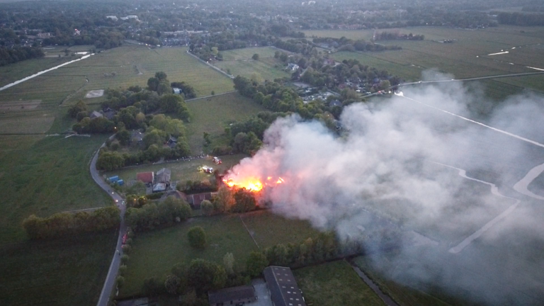 Schuren aan Baakmeerdijk in Bergen gaan in vlammen op; brandweer krijgt regioassistentie