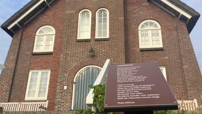 Gedicht Theo Olthuis begroet bezoekers Vredeskerkje Bergen aan Zee