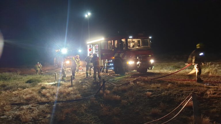 Hectare heide in brand in duingebied bij Bergen aan Zee