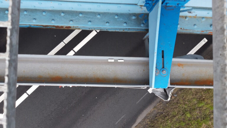 Proefsysteem ProRail: spoorbrug over N242 wordt veel vaker dan gedacht aangereden