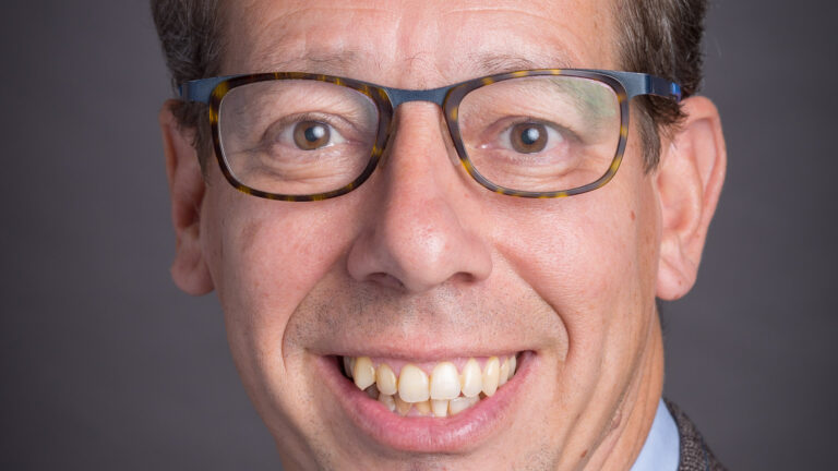 Velsenaar Robert te Beest neemt tijdelijk plek in van wethouder Van Zon