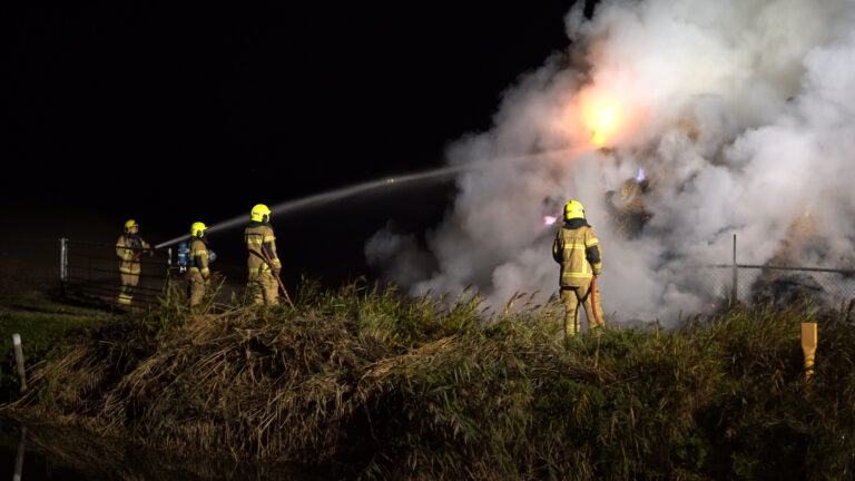 Brand in stapel hooi langs Heilooër Zeeweg zorgt voor flinke rookontwikkeling