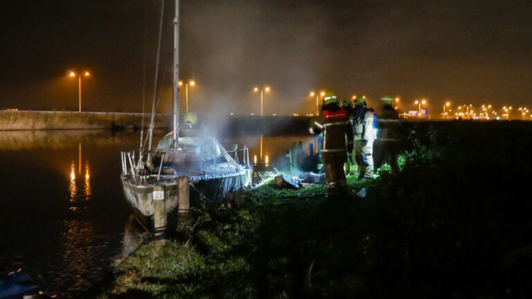 Aangemeerde zeilboot brandt uit, brandweer zet blusschuim in