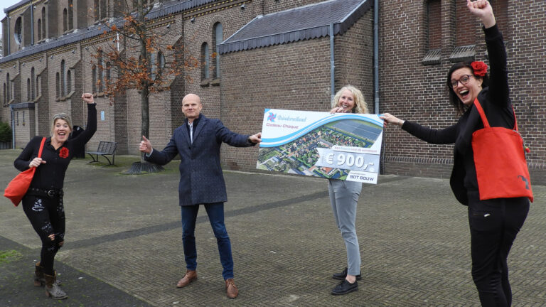 Vrouwengroepen in De Noord ontvangen donatie van Bot Bouw