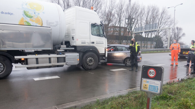 Automobiliste voegt te krap in voor vrachtwagen en eindigt dwars op de N242