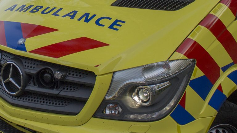 Twee gewonden na harde crash in sloot langs N244 bij De Rijp