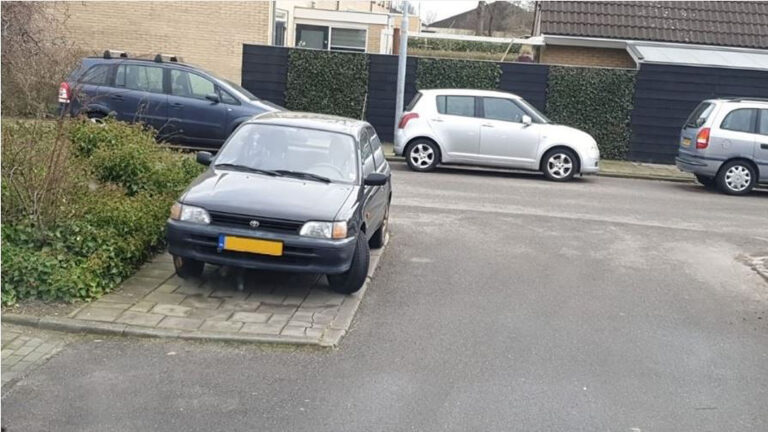 Toename fout geparkeerde auto’s belemmert Langedijker vuilnismannen in hun werk