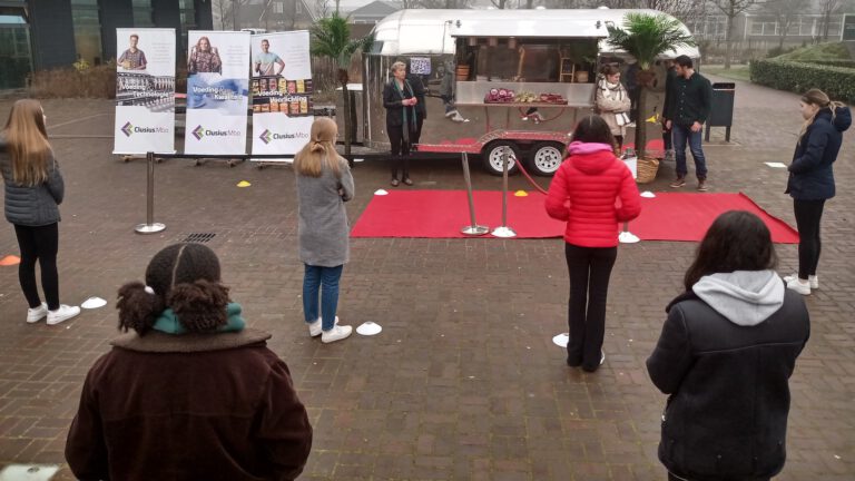 Beroepsonderwijs zet foodtruck in voor promotie in coronatijd: “Je moet creatief zijn”