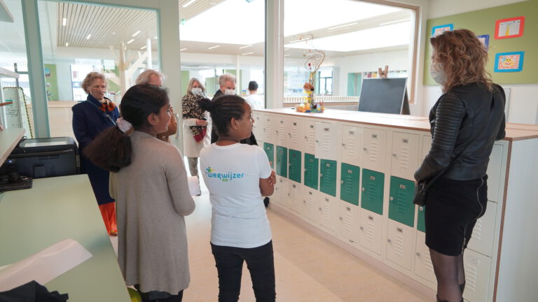 Schoenen uit en lekkers anders doen in nieuw schoolgebouw van De Wegwijzer