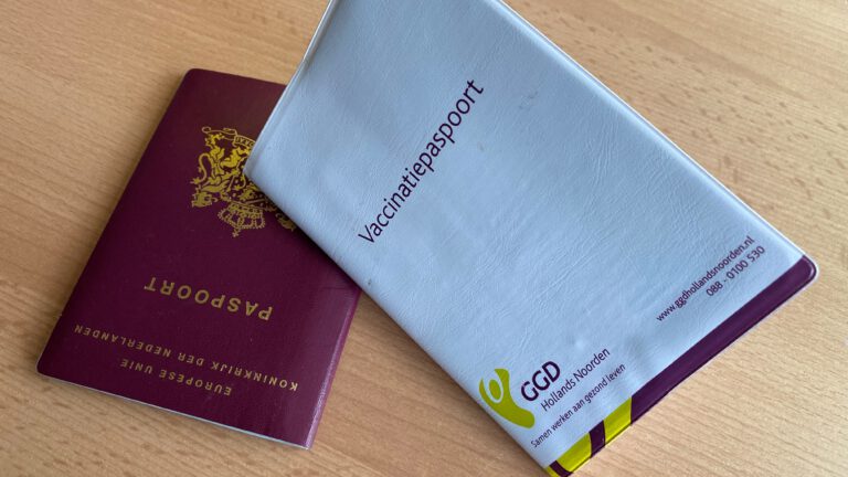 Stempels ‘Gele Boekje’ voor coronavaccinatie te halen bij GGD in Alkmaar